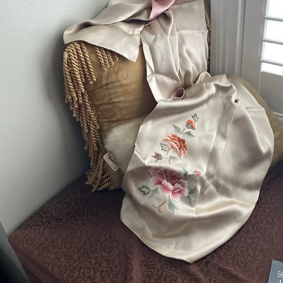 4 scarves bundle, one faux fur infinity, one silk, one NWT, one gray/cream - Picture 3 of 6